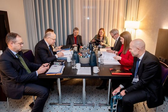 Bildet viser Næringsminister Cecilie Myrseth i bilateralt møte i Bremen med EU-kommisær Andrius Kubilius. Det er også fire andre rundt bordet som jobber i embetsverket.