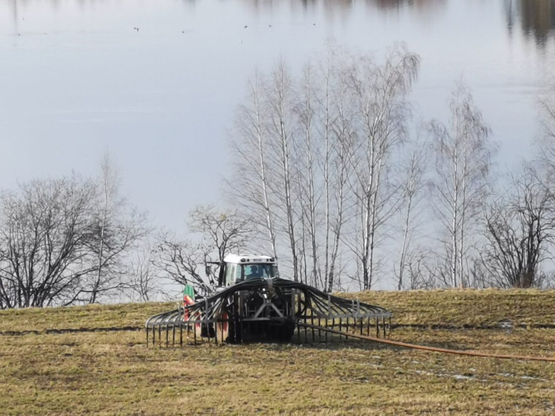 Stripespredning ved Mjøsa i Ringsaker. traktor