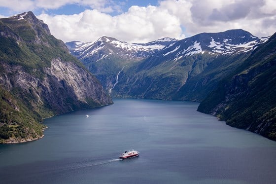 Cruiseskip seiler inn Geirangerfjorden.