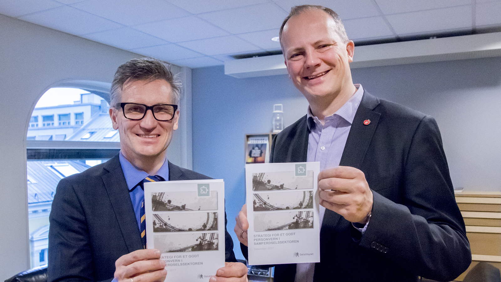 Sammen om godt personvern i din transporthverdag: Datatilsynets direktør Bjørn Erik Thon og samferdselsminister Ketil Solvik-Olsen med strategien som Datatilsynet har lansert. Foto: SD/Tor L. Midtbø.