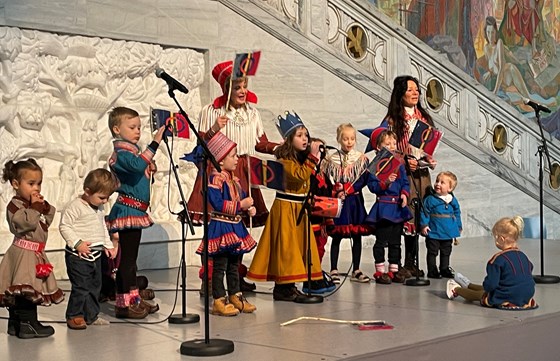 Samisk barnehage synger under samefolkets dag på rådhuset i Oslo.
