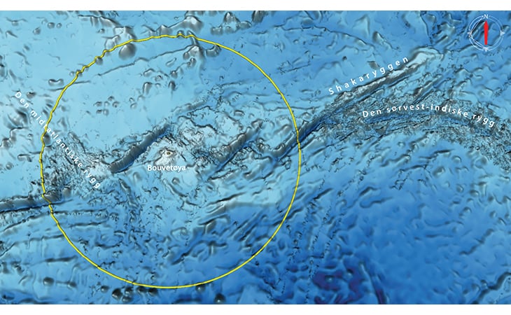 Figur 4.2 3-dimensjonalt perspektiv over havbunnstopografien rundt Bouvetøya sett skrått fra sør. Den gule sirkelen viser området som ligger innenfor 200 nautiske mil fra grunnlinjene rundt Bouvetøya.