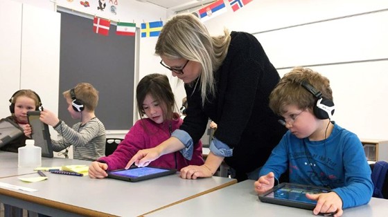 Bilde av elever og lærere