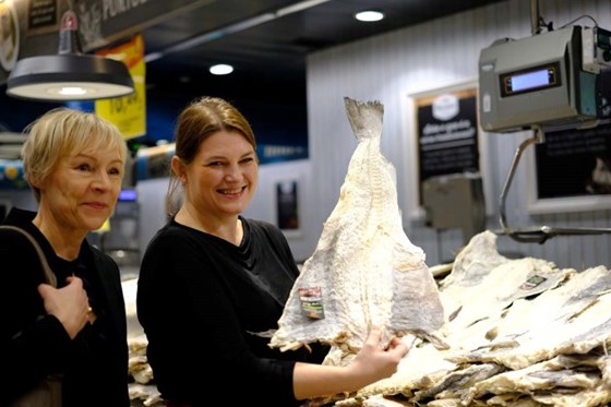 Fiskeri- og havminister Cecilie Myrseth og Norges ambassadør til Portugal, Hanne Brusletto, besøkte supermarkedkjeden Pingo Doce i Lisboa. 