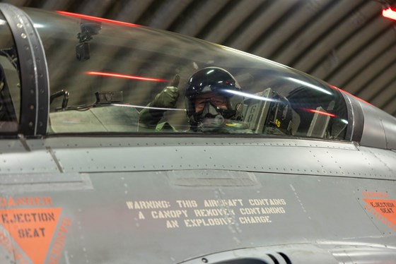 Forsvarsminister Bjørn Arild Gram (Sp) klar for baksete tur i F-16