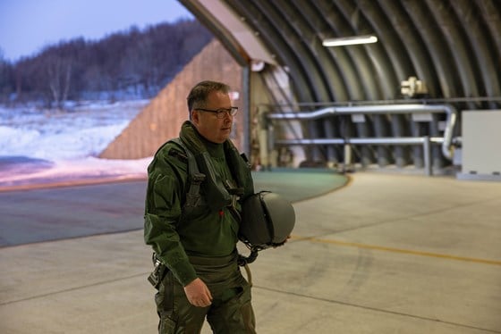Forsvarsministeren på vei inn til sin første og siste tur i en F-16