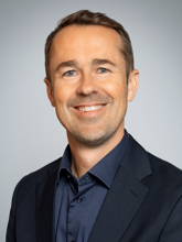 portrett av mann med mørkt hår