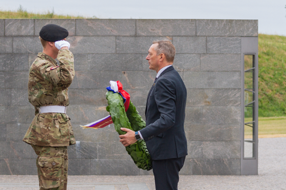 Forsvarsminister Frank Bakke-Jensen legger ned en krans på minnesmerket for falne danske soldater.