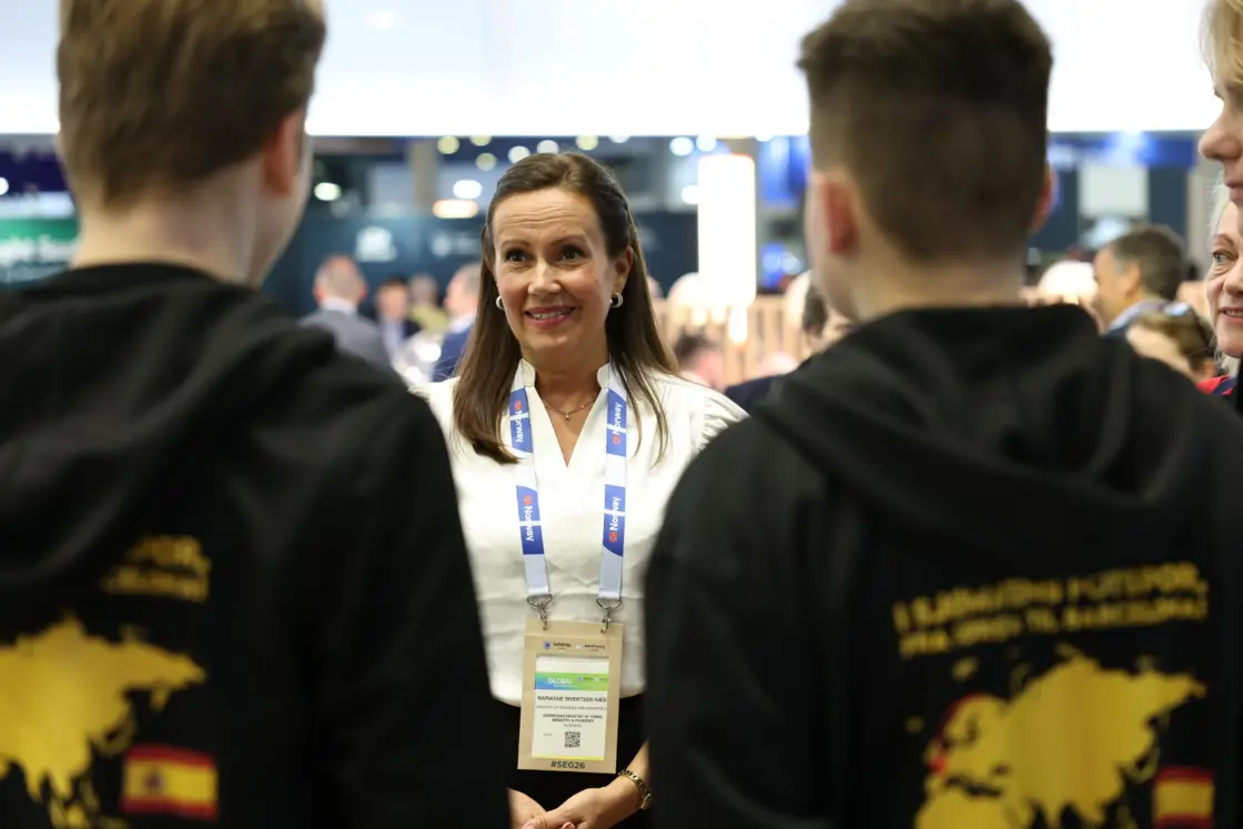 Statsråden møtte elever som hadde tatt turen fra Finnmark og ned til Barcelona.