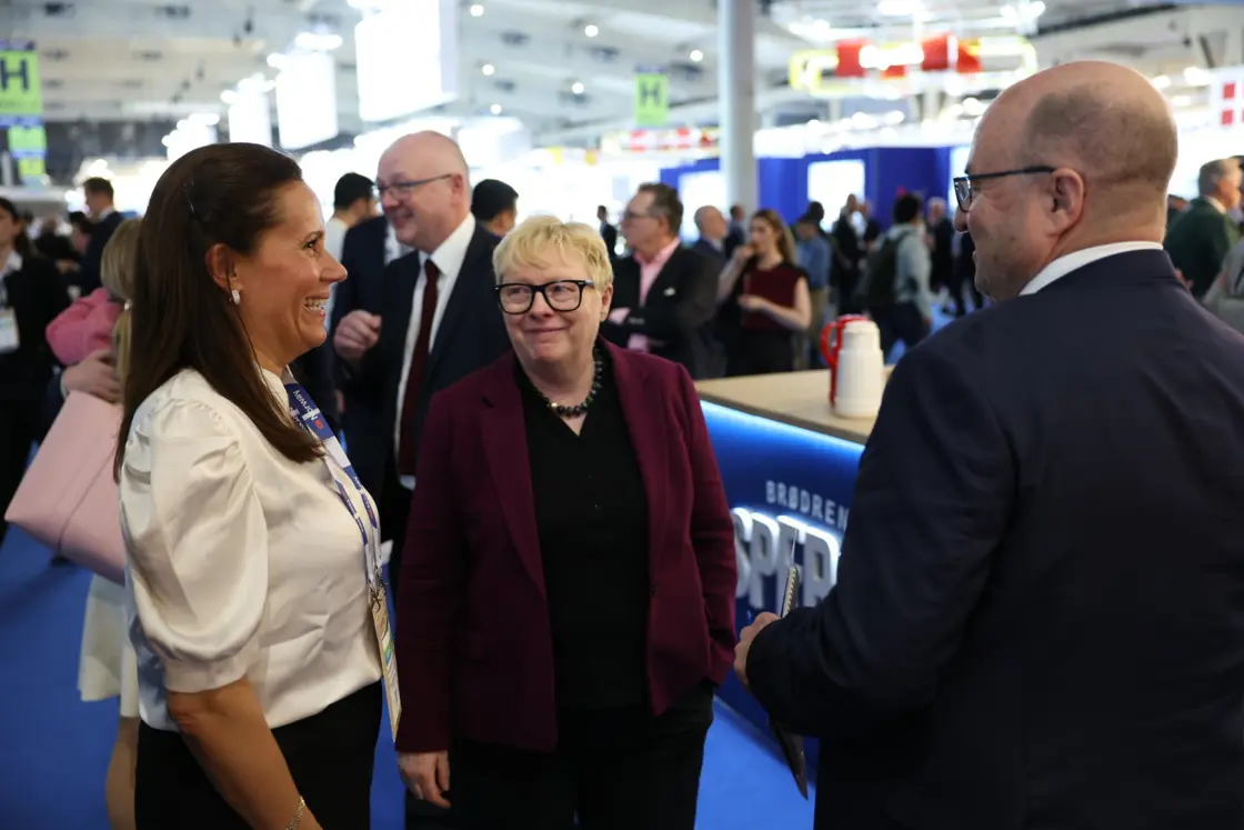 Fiskeri- og havministeren med sin britiske kollega Dame Eagle.