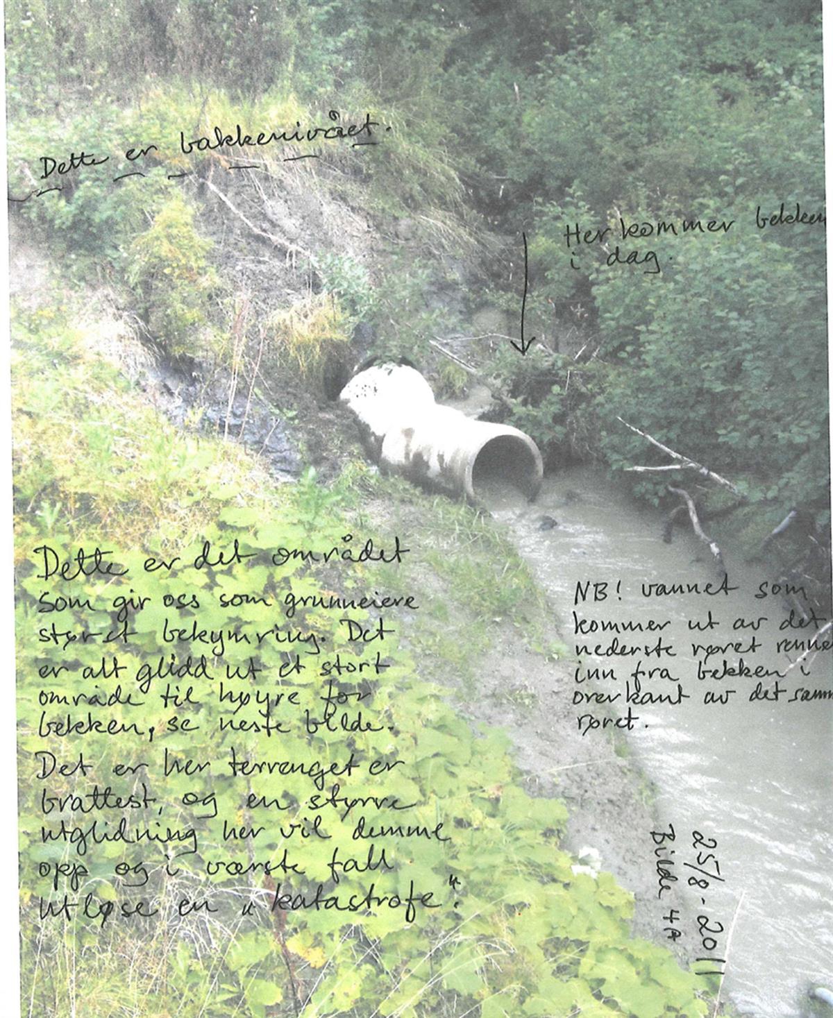 Bilde 4A, tatt 25. august 2011 med påskrift, vedlagt brev fra grunneier av 28. november 2011. Dette bildet er tatt tett på det stedet der utvalget mener skredet startet.