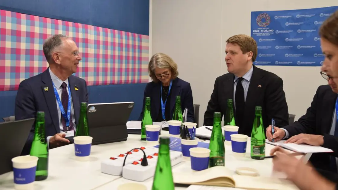 Utviklingsminister Åsmund Aukrust i møte med Bob Saum, Verdensbankens landdirektør i Ukraina.