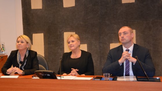 Statsrådene Monica Mæland, Thorhild Widvey og Robert Eriksson under pressekonferansen om søndagsåpne butikker 9. januar 2015.