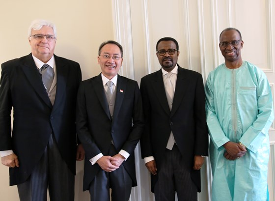Fra venstre: Canadas ambassadør, H.E. Patrick Parisot, Singapores ambassadør, H.E. Wah Yeow Tan, Etiopias ambassadør, H.E. Deriba Kuma Heiy, Guineas ambassadør, H.E. Mamadou Siradiou Diallo.