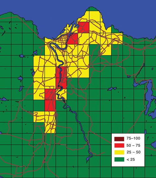 Figur 10.7 Overskridelser av nasjonalt mål for svevestøv
i 2001 i Trondheim (g/m3
). Figuren viser konsentrasjonen
for svevestøv. I rutene med rød farge er det beregnet
at det nasjonale målet for svevestøv overskrides