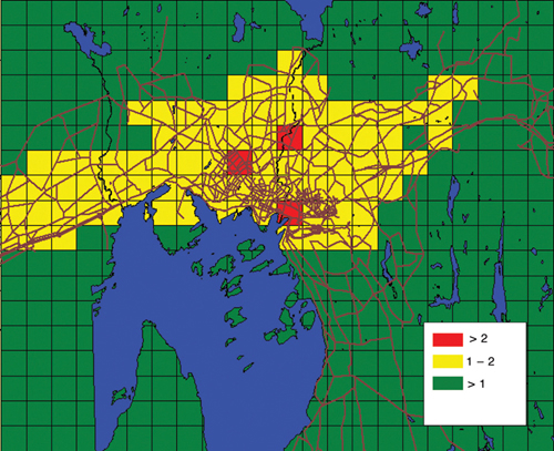 Figur 10.9 Overskridelser av nasjonalt mål for benzen i 2001
i Oslo (g/m3
). Figuren viser konsentrasjonen.I
rutene med rød farge er det beregnet at det nasjonale resultatmålet
for benzen overskrides