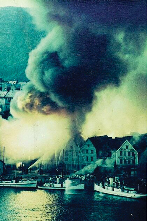Figur 6.2 Bryggen i Bergen brenner, juli 1955