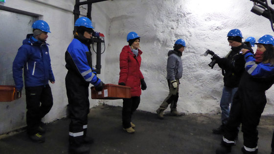 Landbruks- og matminister Sylvi Listhaug, EU-kommissær for helse og mattrygghet Vytenis Andriukaitis og helse- og omsorgsminister Bent Høie bærer inn kasser med tsjekkiske frø i Svalbard Globale frøhvelv.