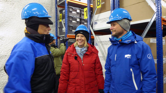 EU-kommissær for helse og mattrygghet Vytenis Andriukaitis, landbruks- og matminister Sylvi Listhaug og helse- og omsorgsminister Bent Høie i samtale inne i Svalbard Globale frøhvelv.