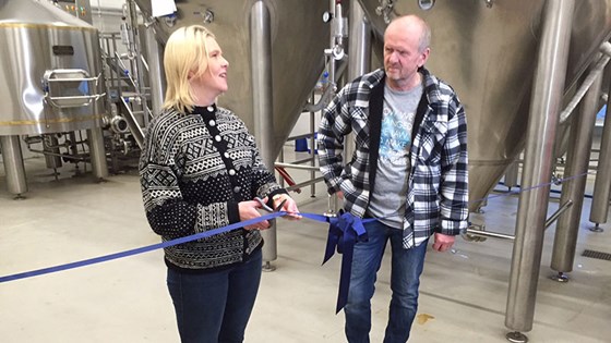 Landbruks- og matminister Sylvi Listhaug åpnet verdens nordligste bryggeri - mikrobryggeriet Svalbard Bryggeri AS i Longyearbyen