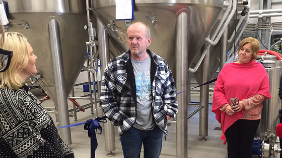 Landbruks- og matminister Sylvi Listhaug sammen med daglig leder Rober Johansen og deleier Anne Grete Johansen ved Svalbard bryggeri AS. 