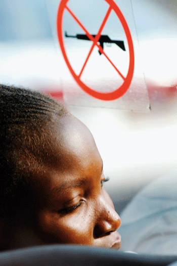 Figur 3.4 “No weapons”-symbolet til ICRC er viktig for beskyttelsen av sivile og det humanitære rom. Bildet er fra en buss i Kongo.