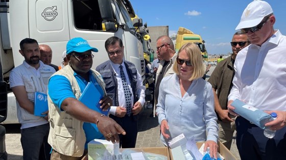 Utenriksminister Anniken Huitfeldt med flere ser på pakker med nødhjelp