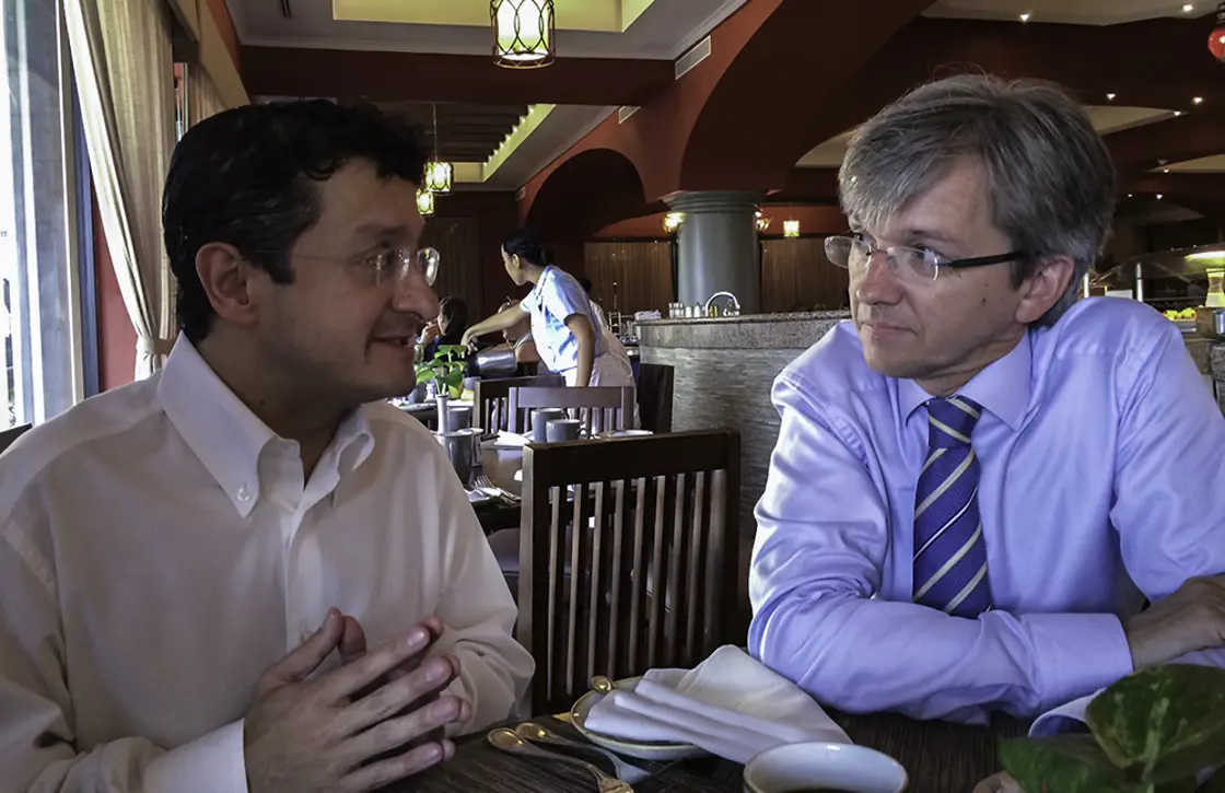 Mexicos minister for offentlig administrasjon, Virgilio Andrade, i samtale med statssekretær Paul Chaffey.