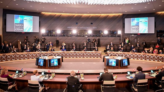 Fra toppmøtet i NATO. Møtebord med medlemslandene rundt bordet.