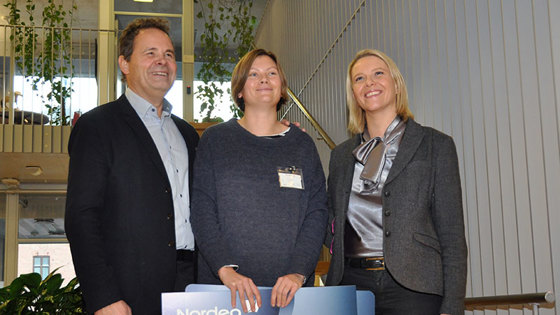 Vinner av "Årets beste masteroppgave", Elisabeth Schmidt sammen med Ole Hartvig Bakke fra Skoglauget og landbruks- og matminister Sylvi Listhaug.