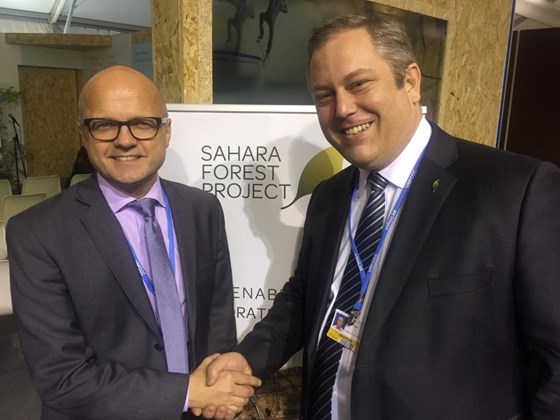 Klima- og miljøminister Vidar Helgesen og leder for Sahara Forest Project, Joakim Hauge