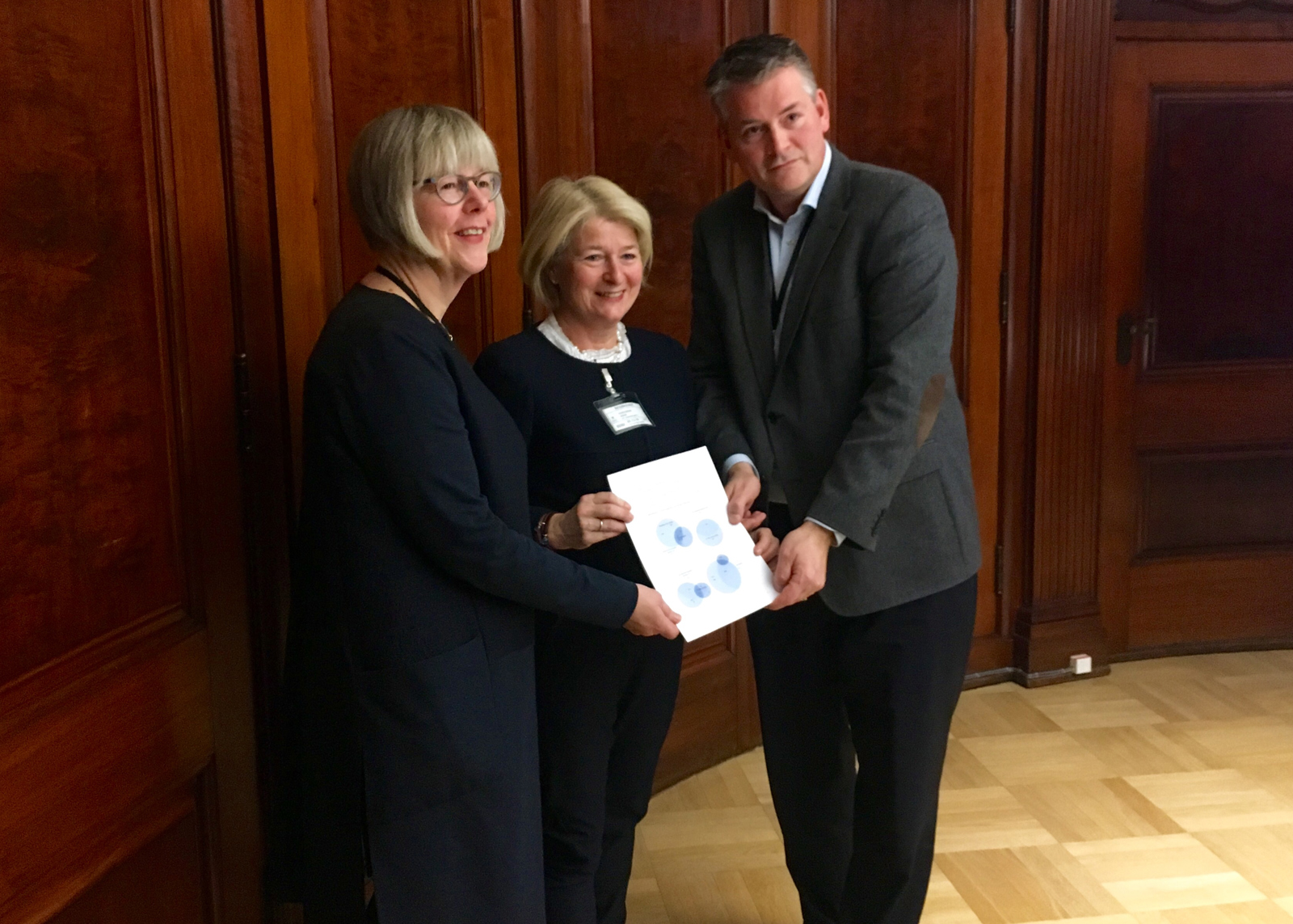 Arbeidsgruppens leder Anne Husebekk overleverer rapporten til statssekretærene Anne Grethe Husebekk og Bjørn Ha