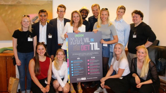 Kulturministeren saman med ei gruppe unge frivillige som har gitt sine råd