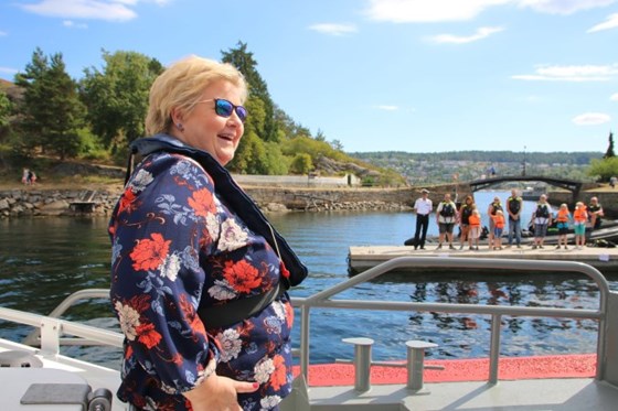 Statsminister Erna Solberg besøker Røde Kors Ferie for alle på Oscarsborg.