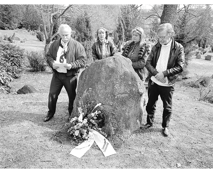 Figur 4.8 Minnemarkering ved «Skammens stein», Ris kirkegård. Fra v. Leif Bodin Larsen, Eva Larsen, Bodil Øyhus og Harald Viborg Marthinsen.
