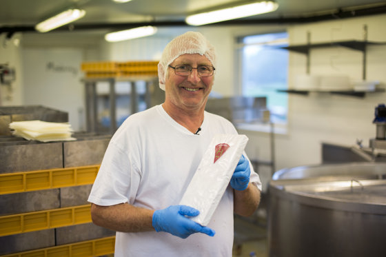 Jørn Hafslund med Fanaosten. I 2018 spiste nordmenn i gjennomsnitt 18,9 kg ost, og drakk 82,1 liter melk.