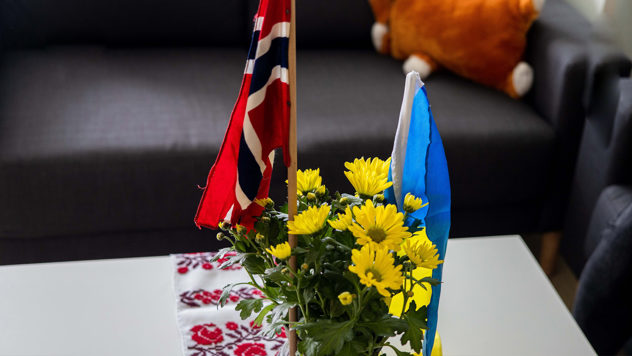 Norsk og Ukrainsk flagg som står på bordet.