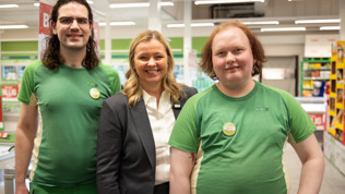 To Kiwi-ansatte sammen med arbeids- og inkluderingsminister Kjersti Stenseng