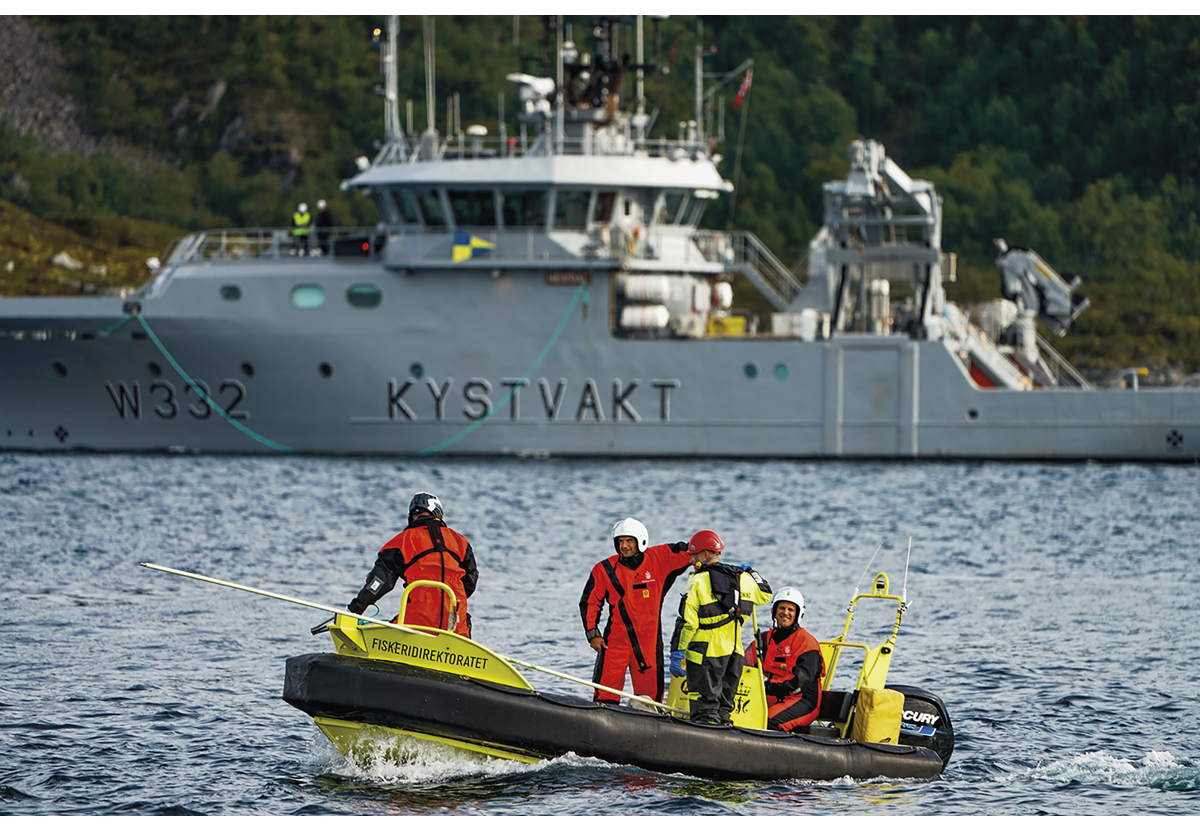 Figur 2.6 Fiskeridirektoratet har kvart år øvingar i frigjering av kval som går i fiskereiskapar. Her under ei øving der både Kystvakta og Tromsø Brannvesen er med.