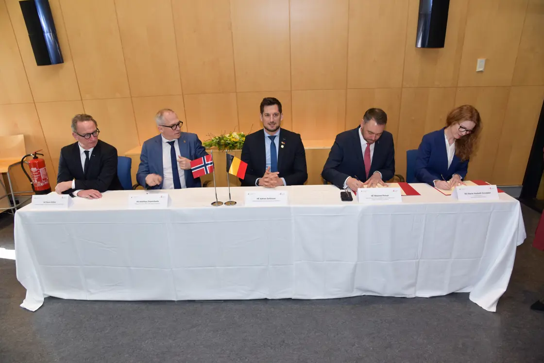 Undertegning av avtale i Stavanger.