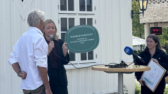 Utdeling av plakett.