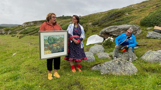 Landbruks- og matminister Olaug Bollestdad deler ut kulturlandskapprisen 2020 til Goarahat og Sandvikhalvøya i Porsanger.