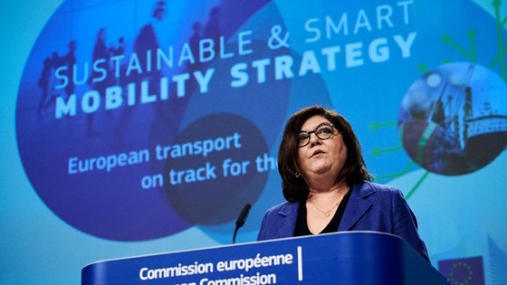 Transportkommissær Adina Vălean presenterte den nye mobilitetsstrategien.