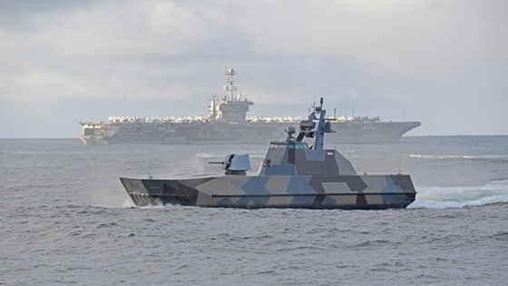 Hangarskipet USS Harry S. Truman og den norske korvetten KNM Skudd under Natos øvelse Trident Juncture i oktober-november 2018.  Kilde: Sjøforsvaret