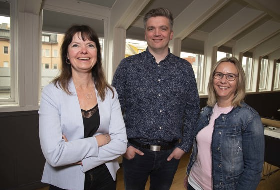 Bilde av Anita Dahl Solbakken (leder for helse, sosial og omsorg), designer Tor Åge Vorren og Anne Nordhaug (leder for hjemmetjenesten) i Ibestad kommune.
