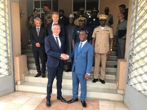 Forsvarsminister Frank Bakke-Jensen og forsvarsminister i Mali Ibrahima Dahirou Dembele diskuterte et tettere samarbeid om sikkerhetsmessig stabilisering og kapasitetsbygging i Mali. 