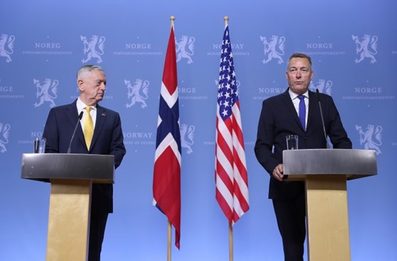 Forsvarsminister Frank Bakke-Jensen og USAs forsvarsminister James N. Mattis under pressemøtet i Forsvarsdepartementet 14. juni 2018.