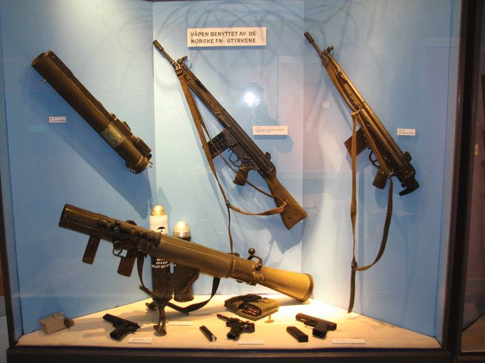 Figur 6.2 Utstilling av våpen som har blitt benyttet av norske FN-styrker