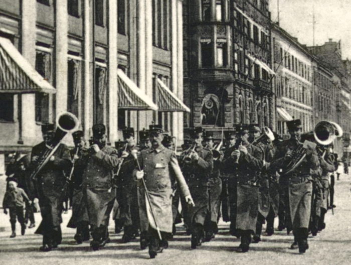 Figur 7.7 Forsvarets annen brigades musikkorps marsjerer ned Karl Johansgate