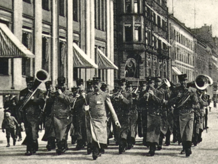 Figur 7.7 Forsvarets annen brigades musikkorps marsjerer ned Karl Johansgate